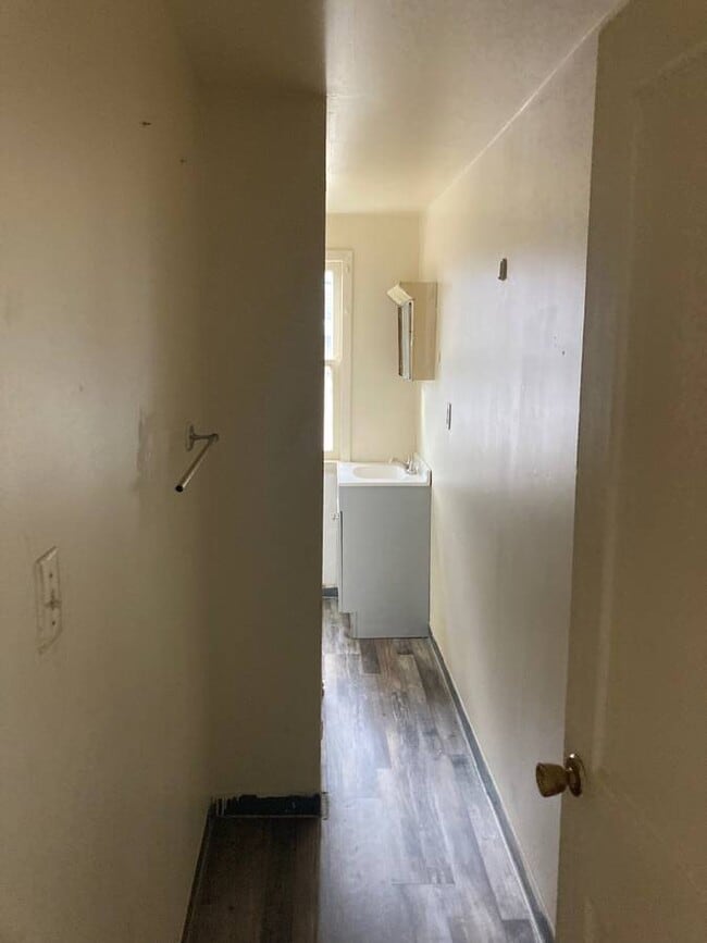 Building Photo - 106 W Poplar St