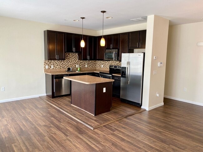 Building Photo - Gorgeous 3-Bedroom Townhouse with Garage i...