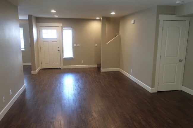 Building Photo - 135 S Cove Ave