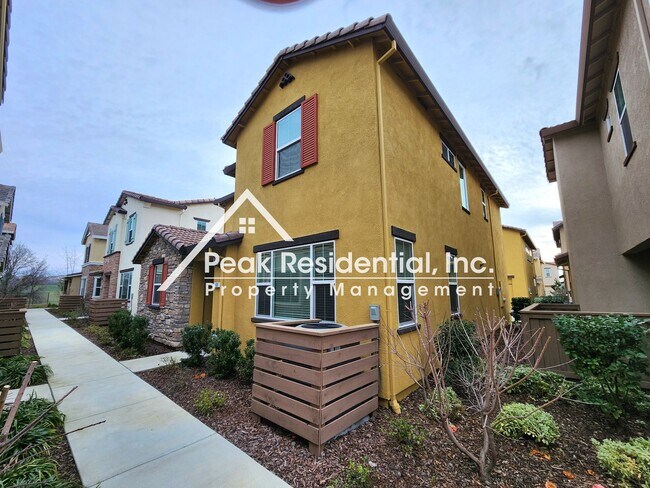 Building Photo - Updated 3bd/2.5ba Roseville Home with 2 Ca...