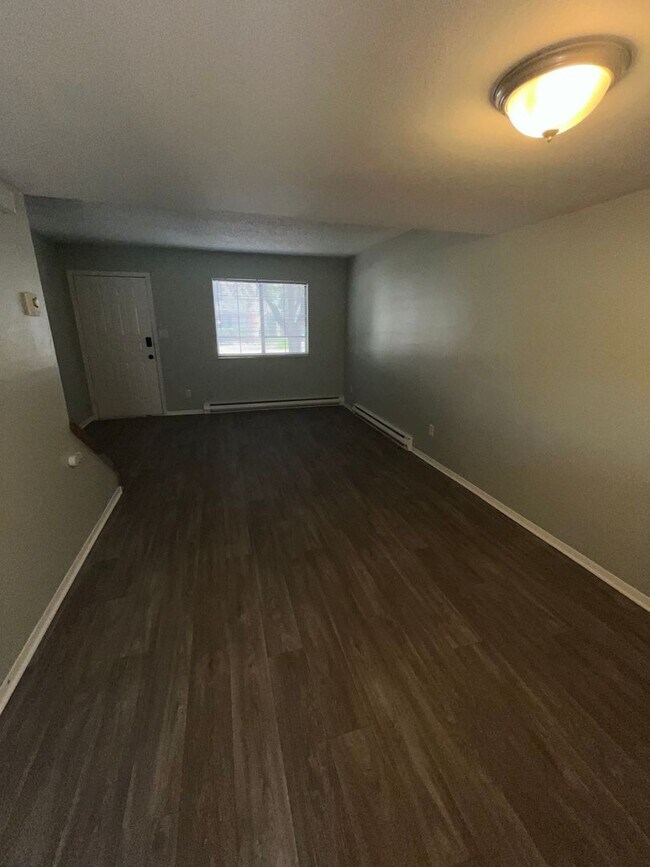 Building Photo - COMING SOON - Newly Renovated 2-story Apar...
