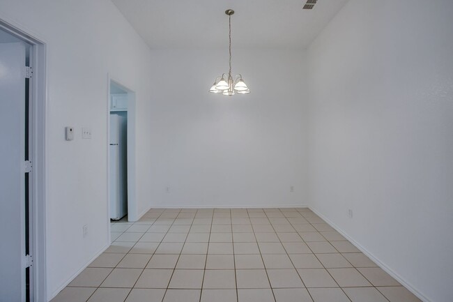 Building Photo - Spacious 2/2/2!