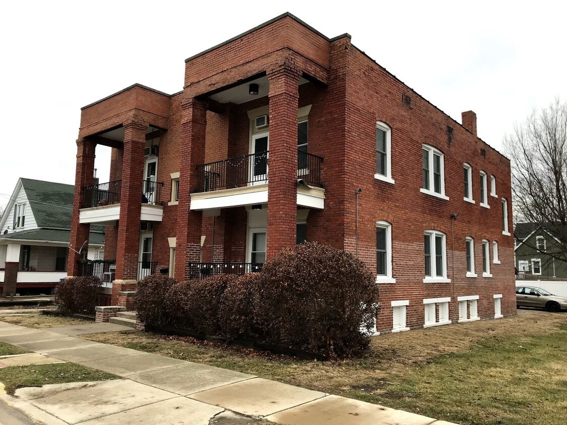 611 W Jefferson St Unit C, Bloomington, IL 61701 Apartment for Rent