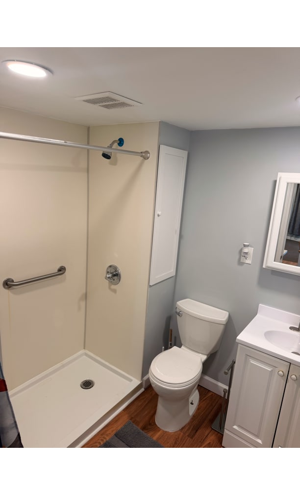 bathroom/shower - 4442 Freer St