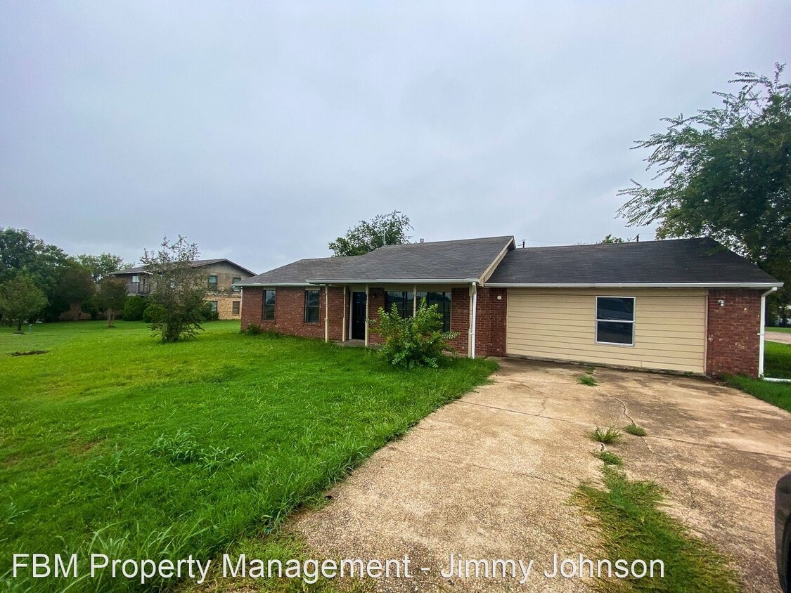 Primary Photo - 4 br, 2.5 bath House - 601 E Main Street
