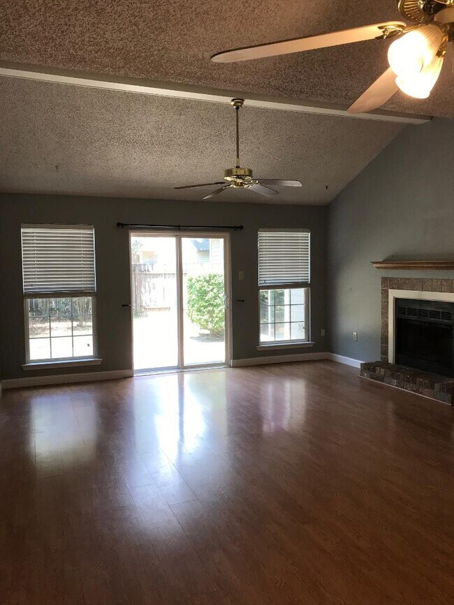 Building Photo - 330 Misty Creek Dr