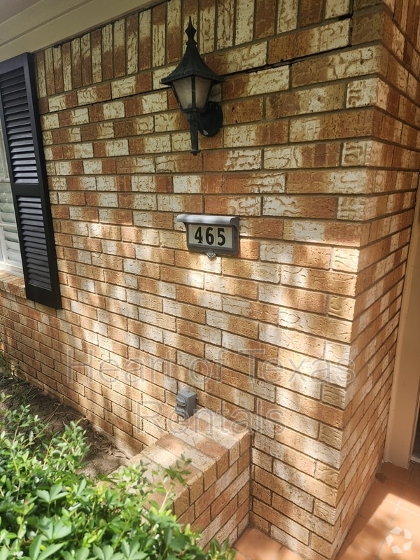 Building Photo - 465 Cranbrook Dr