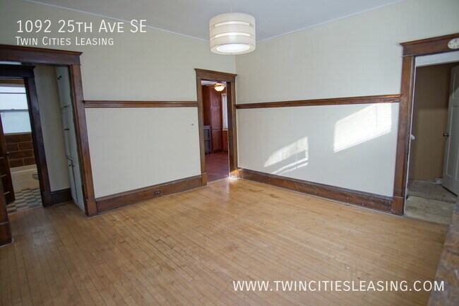 Foto del edificio - 4 Bed 2 Bath, Top level washer/dryer, Larg...