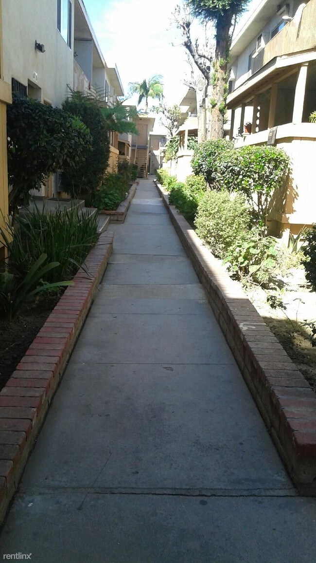 Building Photo - 14015 Oxnard St