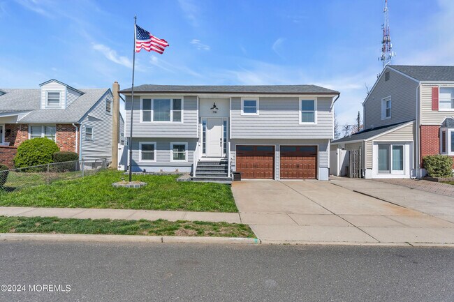 Building Photo - 718 19th Ave