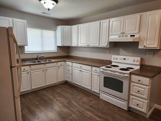 Amplia cocina - 156 W Cherokee Dr