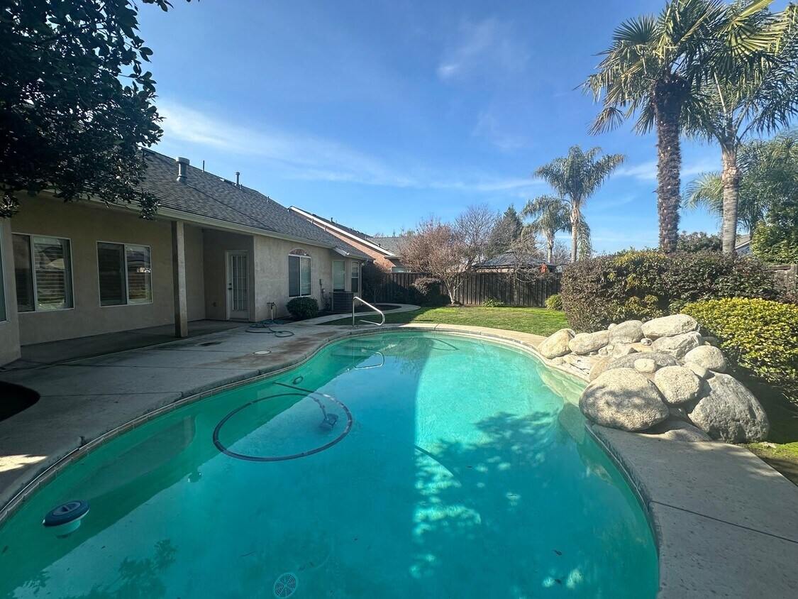 Building Photo - NW Visalia Home Coming Soon!
