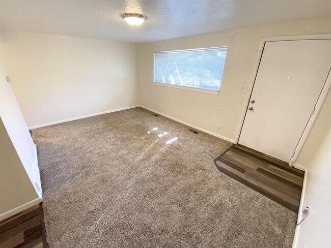 Building Photo - 258 N 400 W