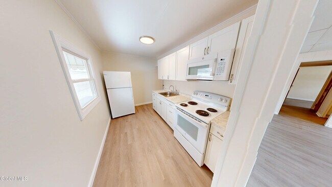 Foto del edificio - 13 Hawley Ave