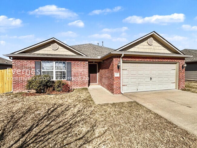 Foto del edificio - 3 Bed/2 Bath Home with Fenced Yard & Garage / Pet-Friendly / Available Soon!