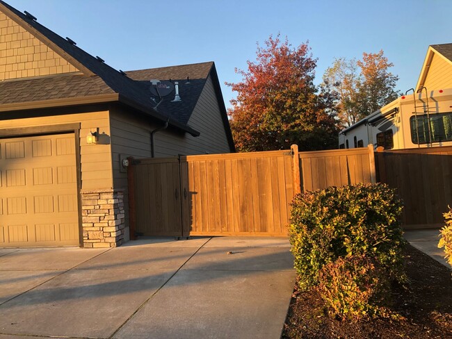 Building Photo - Beautiful custom 4 bedroom 2 bathroom  hou...