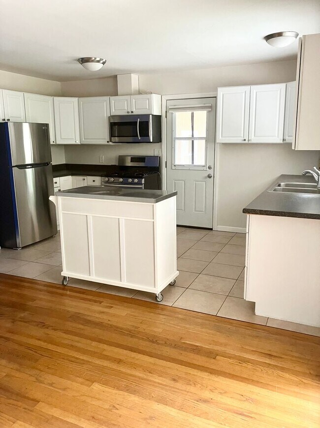 Foto del edificio - Stylish 3 Bedroom in College Area