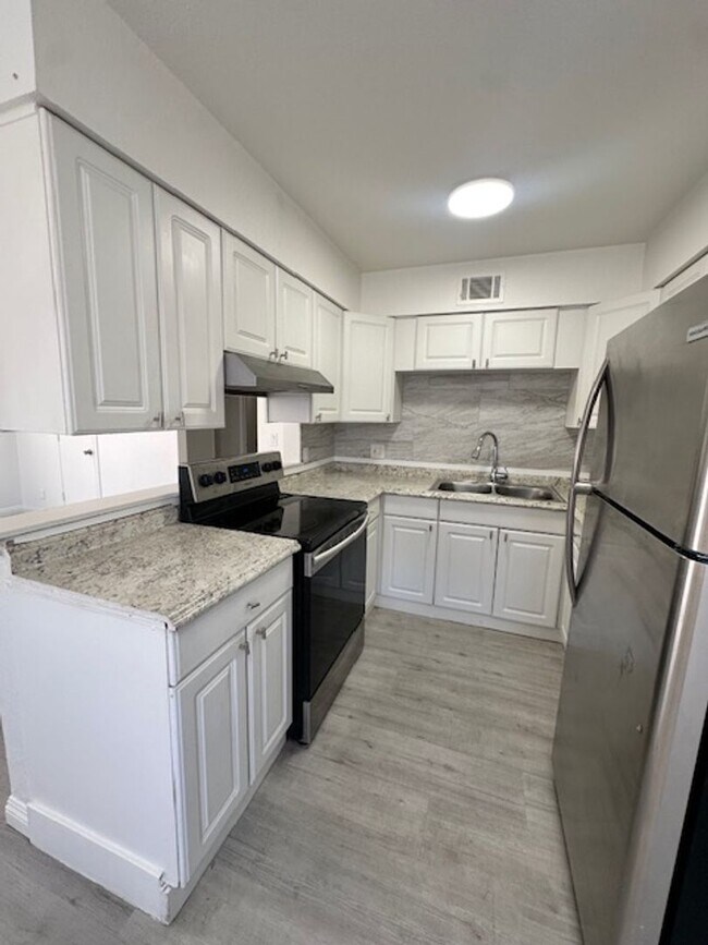 Building Photo - 2121 Oceanus Ln