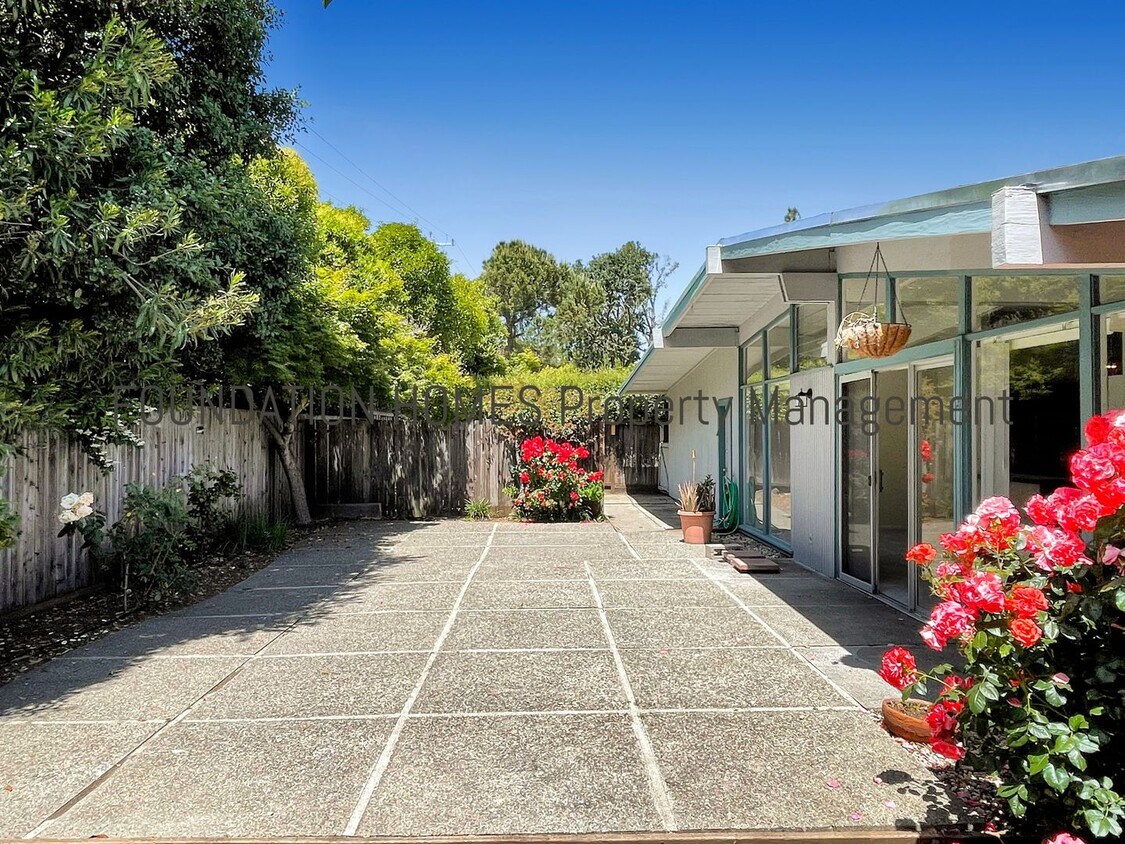 Primary Photo - VIDEO - Mid-Century Modern Home on Large L...