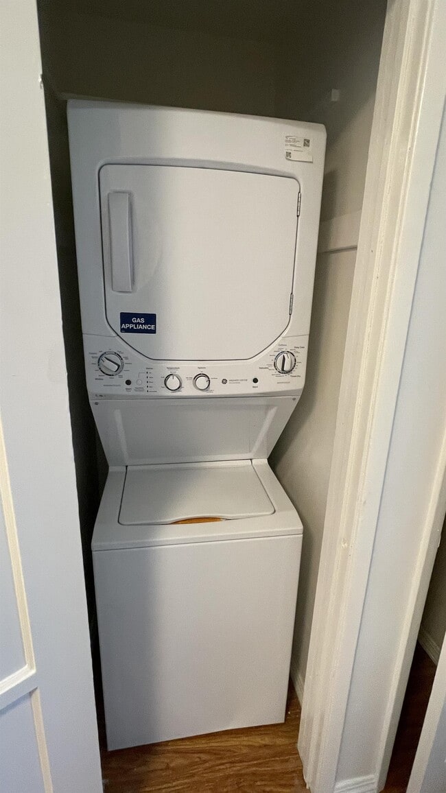 Building Photo - 2477 Silver Lake Blvd