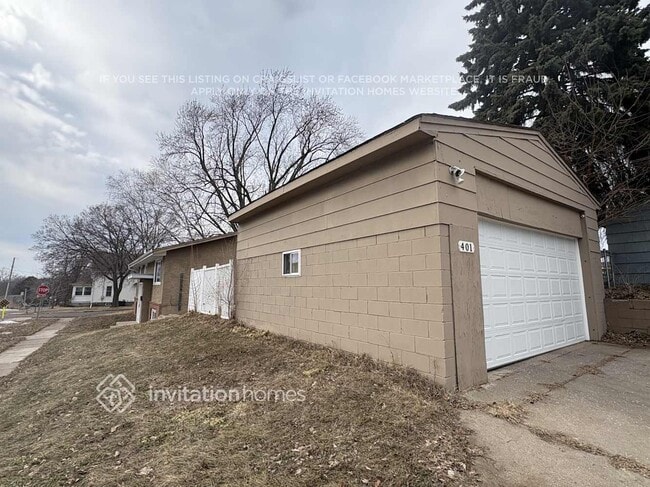 Building Photo - 401 42nd Ave NE