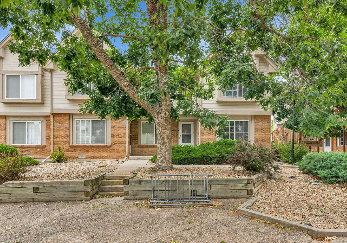 Foto principal - $1,775 - 2 Bed, 2.5 Bath End Unit in Auror...