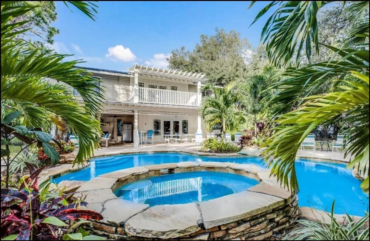 Foto principal - Furnished home on Palma Sola Bay with dock...