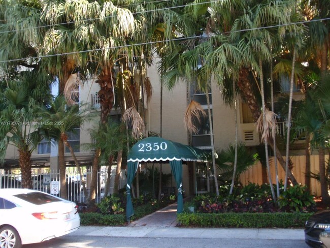 Foto del edificio - 2350 NE 135th St