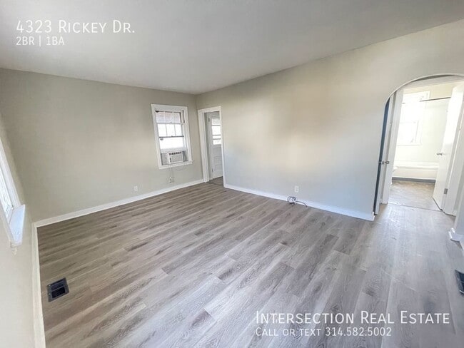 Building Photo - Cute 2 Bedroom Cottage w/ Modern Updates