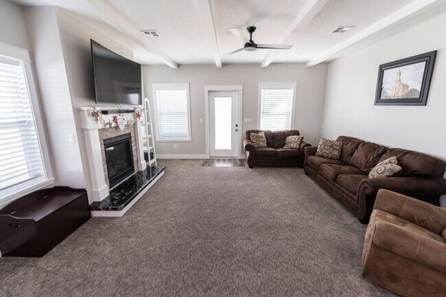 Foto del edificio - 4 Bed - 2.5 Bath Single Family Home Cimarr...