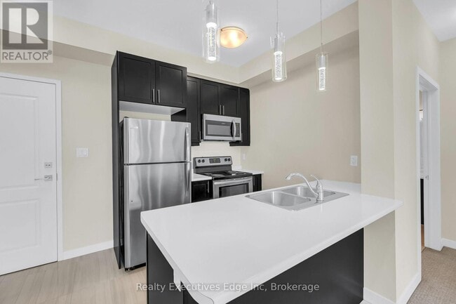 Building Photo - 125-125 Shoreview Pl