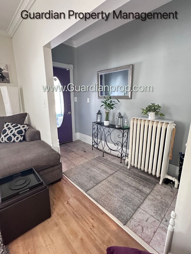 Building Photo - Linden Hills Upper Level Duplex, Sunroom, In Unit Laundry, Dishwasher