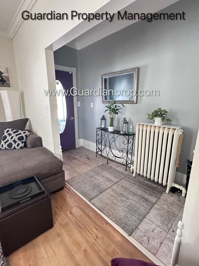 Foto del edificio - Linden Hills Upper Level Duplex, Sunroom, In Unit Laundry, Dishwasher