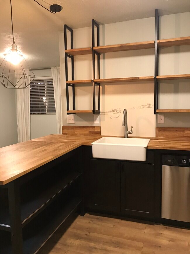 Building Photo - 761 W 600 S