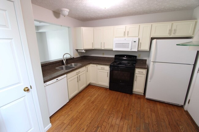 Building Photo - 2 Bedroom 1 and half Bathroom Single Famil...