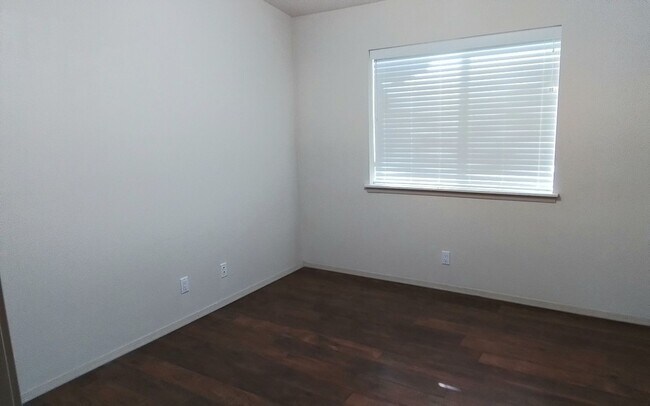 Building Photo - Three Bedroom Great Location