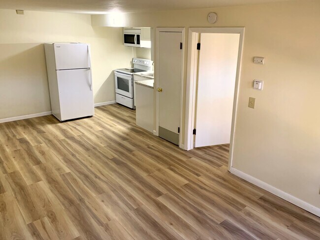 Living-Dining - 405 Palomino Ln
