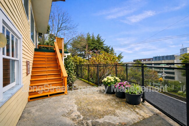 Building Photo - 801 SW Broadway Dr