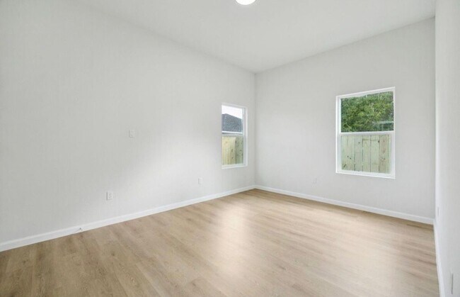 Building Photo - 422 New Hampshire St
