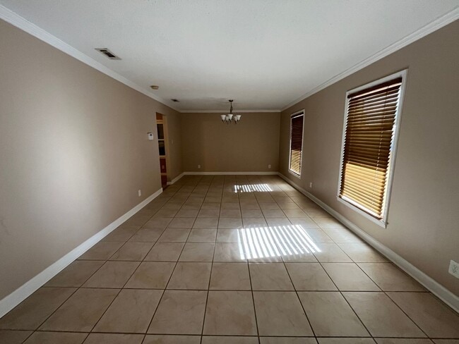 Building Photo - 2206 Briarcliff Dr