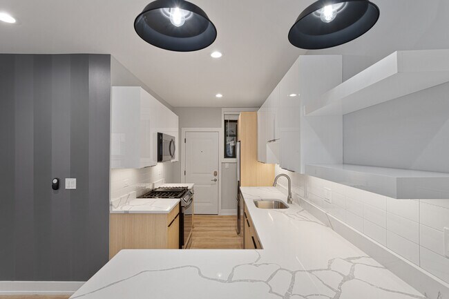 Foto del edificio - 7736 N Eastlake Terrace