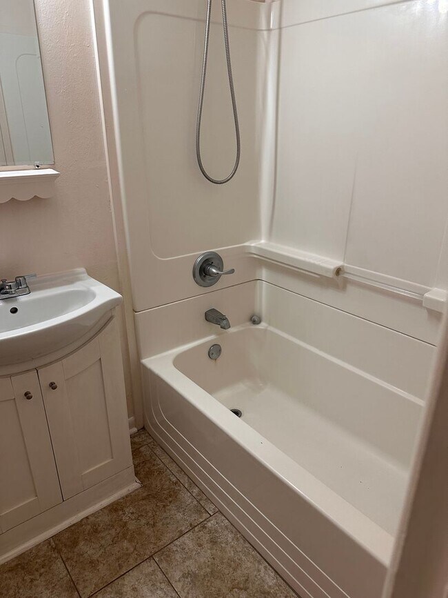 Foto del edificio - 3 Bedroom/ 1 1/2 Bath House - GREAT LOCATION