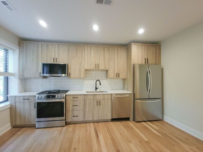 Building Photo - 2019 W Ainslie St