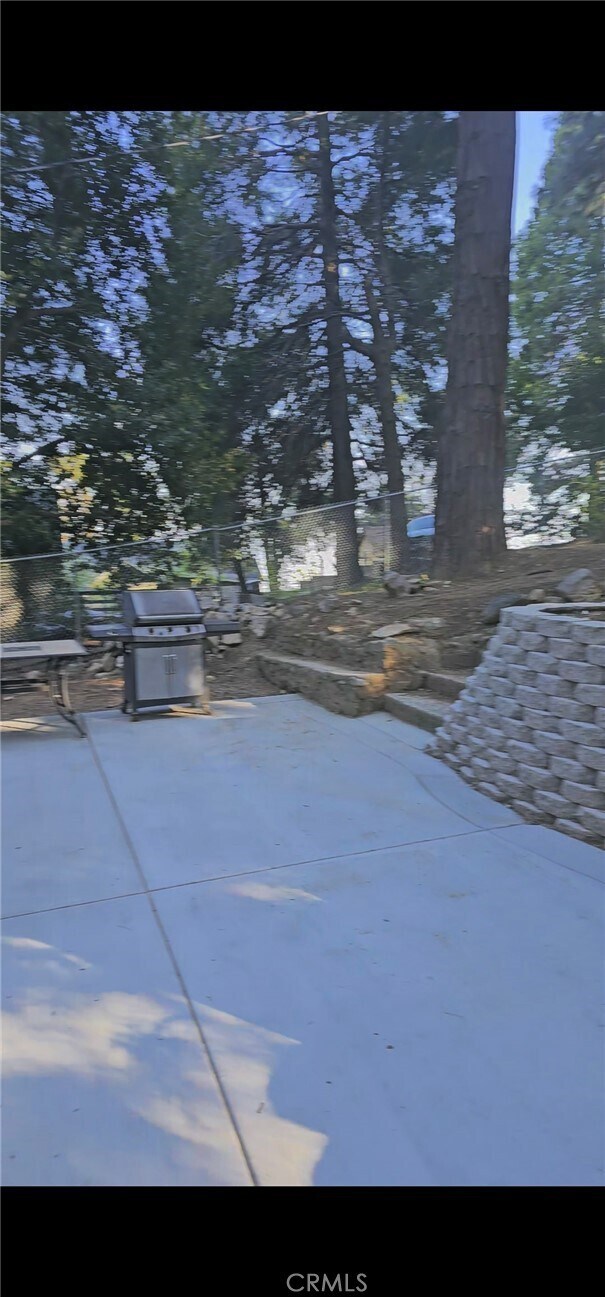 Foto del edificio - 22927 Crest Forest Dr