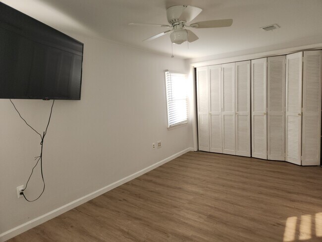 Foto del edificio - 1204 Lossing Ave
