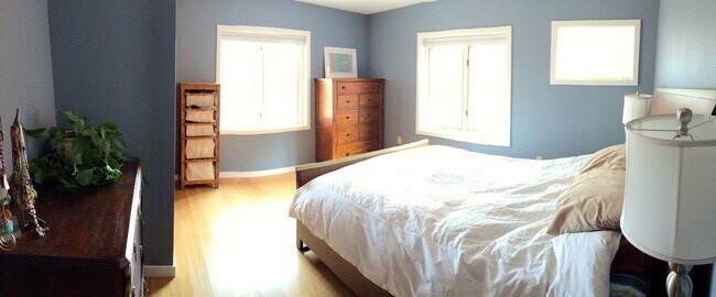 Building Photo - 4 Bed 2.5 Bath House One Block From North ...