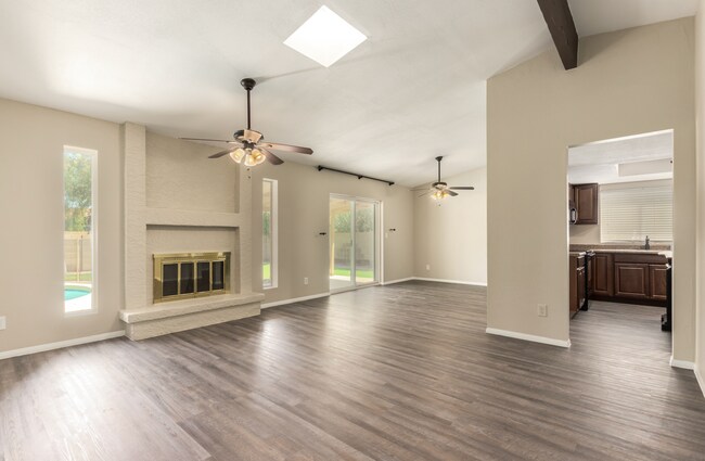 Foto del edificio - 2215 N Los Altos Dr