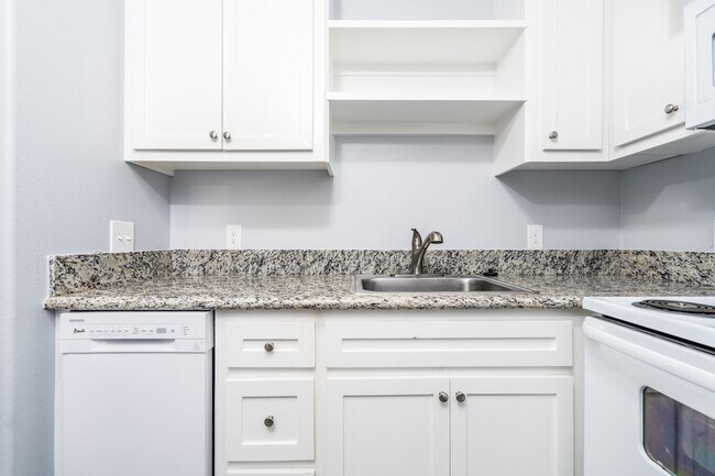 Building Photo - 207 N Poplar St