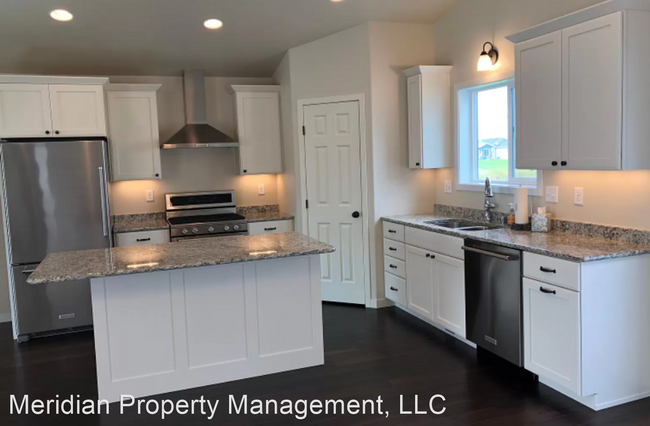 Building Photo - 5 br, 3 bath Apartment - 2832 Sheyenne St ...