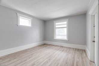 Building Photo - 32 Mackay Av